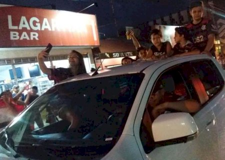 Torcedores do Flamengo vão às ruas de Nova Andradina comemorar título da libertadores