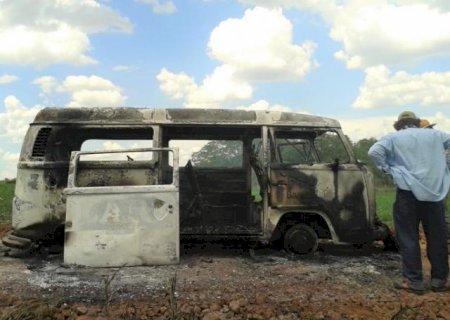 Kombi que fazia transporte  de 11 estudantes é destruída pelas chamas