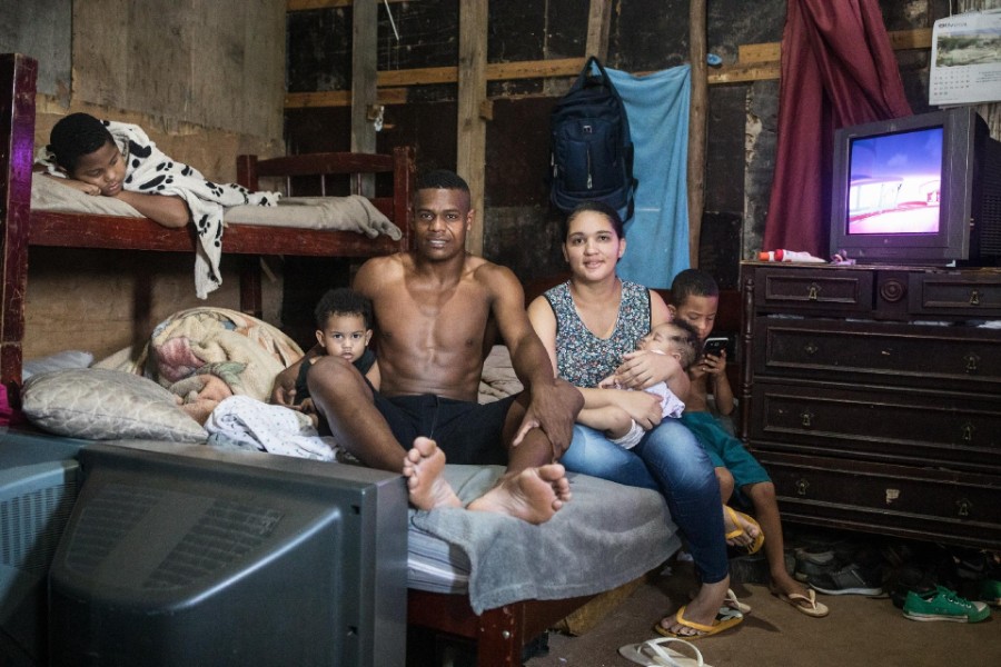 Após salvar seu time, zagueiro volta ao barraco onde mora em ocupação de São Paulo.