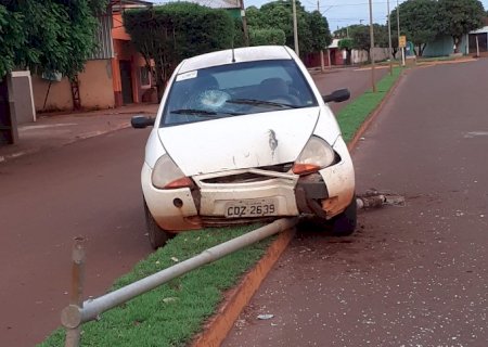 Filho não deixa pai alcoolizado dirigir, pega o volante, mas bate carro em poste
