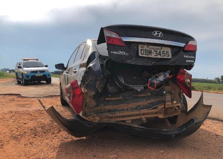 Batayporã - Mulher fica em estado de choque após carro que ela ocupava ser atingido na traseira