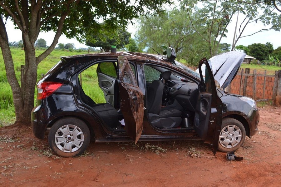 Ao desviar de pedra, motorista perde controle e capota carro na MS-276