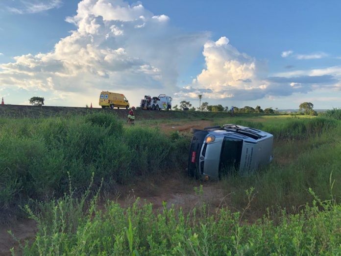 Van com passageiros saiu da pista capotou e parou as margens da BR-163 próximo a Nova Alvorada do Sul