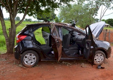 Ao desviar de pedra, motorista perde controle e capota carro na MS-276