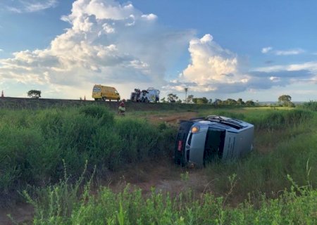Van com passageiros saiu da pista capotou e parou as margens da BR-163 próximo a Nova Alvorada do Sul