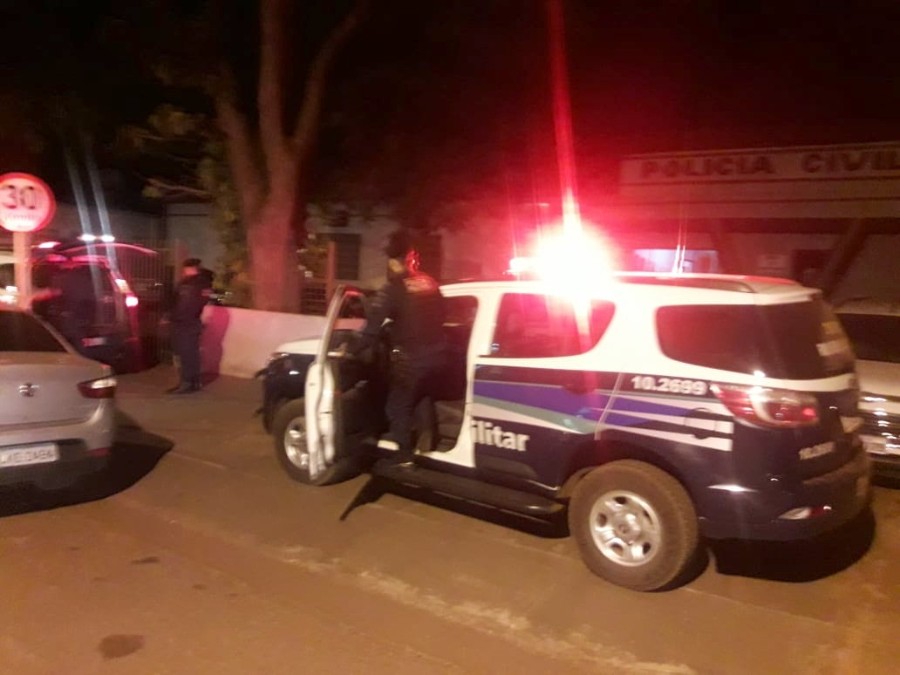 Dizendo ser sobrinho de vereador, rapaz enfrenta a Polícia em abordagem de som alto