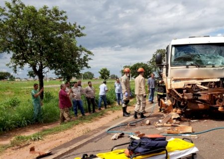 Motorista fica preso nas ferragens após colisão entre caminhões na BR-262