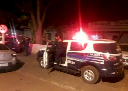 Dizendo ser sobrinho de vereador, rapaz enfrenta a Polícia em abordagem de som alto