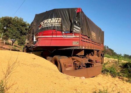 Batayporã - Ao desviar de ônibus parado no acostamento, motorista de carreta se envolve em acidente na MS-276