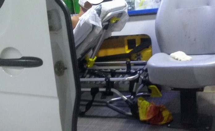 Rapaz tem faca cravada nas costas por ex-marido de atual namorada