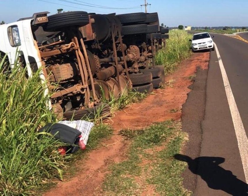 Carreta tomba à margem da rodovia MS-276, entre Batayporã e Anaurilândia