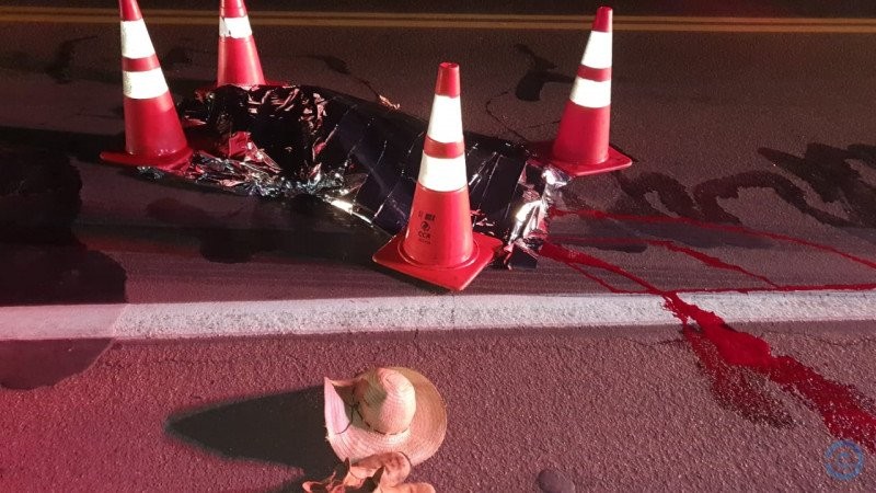 Pedestre tenta atravessar BR-163, mas é atropelado por carreta e morre