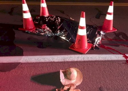 Pedestre tenta atravessar BR-163, mas é atropelado por carreta e morre