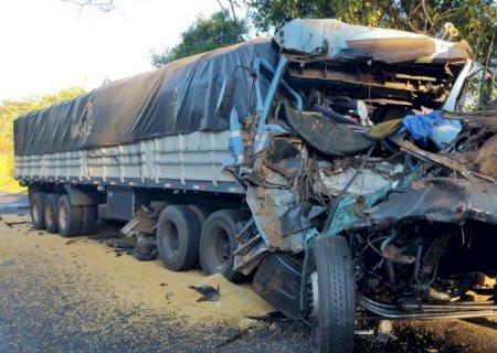 Motorista de Batayporã sai ileso após sofrer acidente com carreta no interior do Paraná
