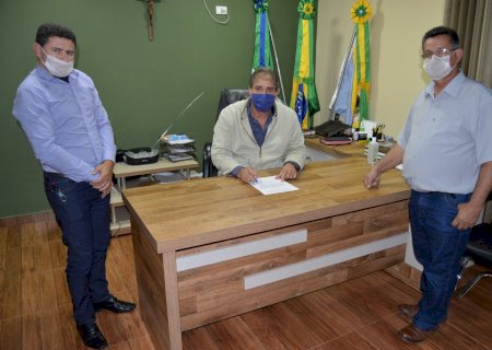 PREFEITO DE NOVO HORIZONTE DO SUL ASSINA DESINCOMPATIBILIZAÇÃO DE CARGO DO GERENTE DE ADMINISTRAÇÃO E FINANÇAS E DO CHEFE DE GABINETE