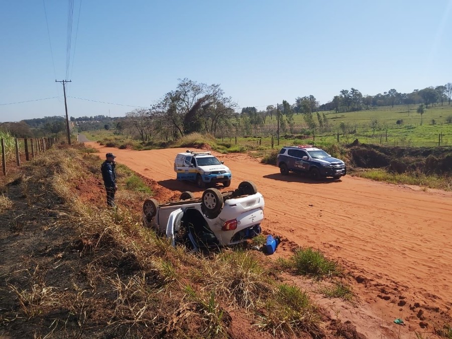 Novo Horizonte do Sul - Polícia Militar Rodoviária apreende drogas após traficante desobedecer ordem de parada e capotar veículo