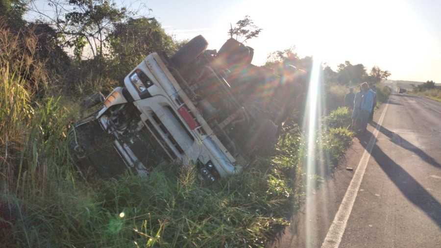 Carreta tomba na MS-276, entre Batayporã e Anaurilândia