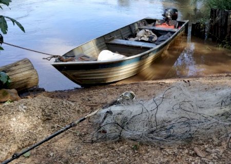 Polícia Militar Ambiental de Dourados prende pescador pela 2ª vez em menos de uma semana pescando com redes e apreende barco, motor, 59 redes de pesca e 35 anzóis de galho