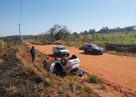 Novo Horizonte do Sul - Polícia Militar Rodoviária apreende drogas após traficante desobedecer ordem de parada e capotar veículo