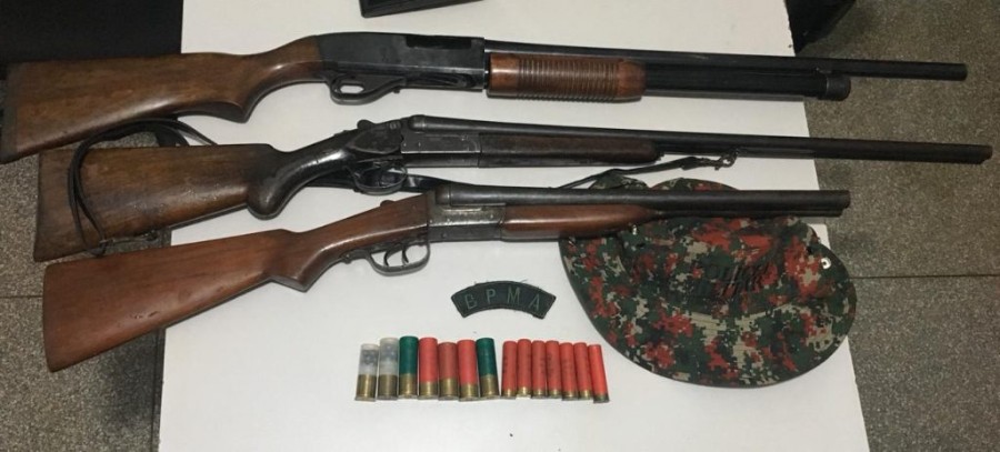 Deodápolis - Polícia Militar Ambiental de Dourados desmonta acampamento à margem de rio e apreende armas de caça de grosso calibre