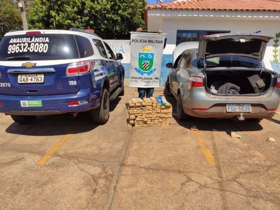 Em Anaurilândia, policiais militares apreendem veículo carregado com 66 quilos de maconha e prendem condutor em flagrante pelo crime de tráfico de drogas.