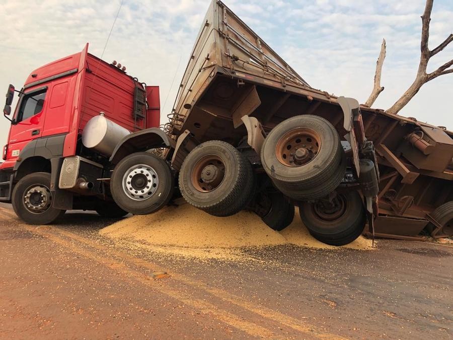 Condutor de carreta perde controle de direção e tomba na região de Batayporã
