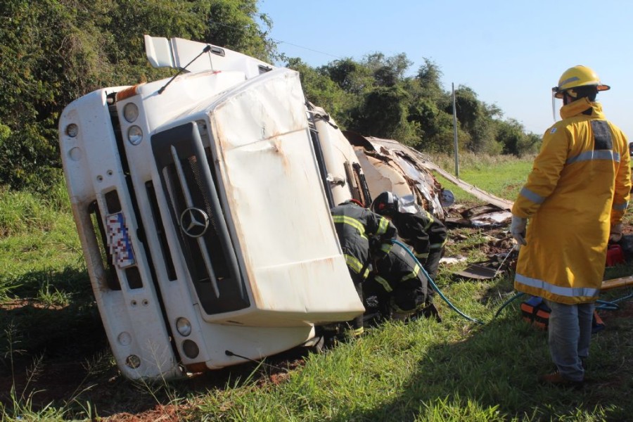 Caminhoneiro fica preso às ferragens após acidente na MS-276 em Batayporã