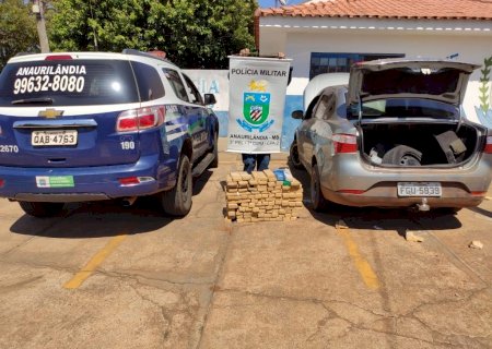 Em Anaurilândia, policiais militares apreendem veículo carregado com 66 quilos de maconha e prendem condutor em flagrante pelo crime de tráfico de drogas.