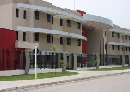 Faculdade deve indenizar por cobrar mensalidades após cancelamento de matrícula