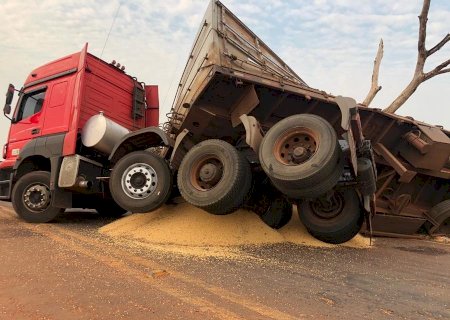 Condutor de carreta perde controle de direção e tomba na região de Batayporã