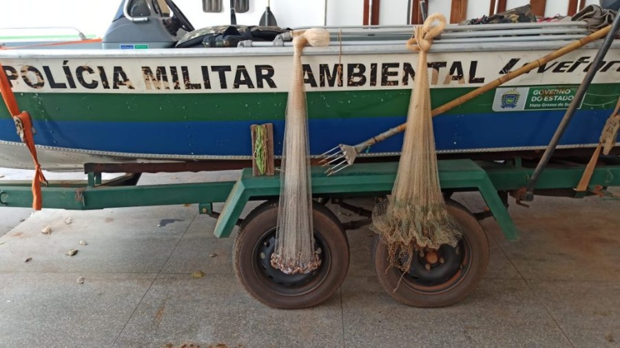 Polícia Militar Ambiental de Naviraí desmonta acampamento e prende dois pescadores pescando com petrechos ilegais dos tipos tarrafas, fisga e anzóis
