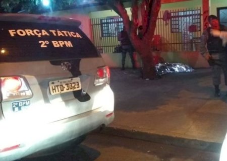 Rapaz é assassinado com seis tiros em lanchonete e autor dos disparos foge
