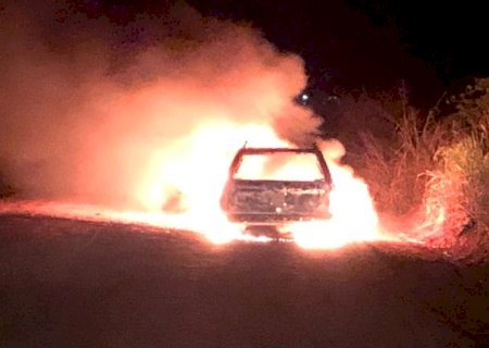 VW Parati pega fogo no trecho cascalhado da MS-134, em Batayporã