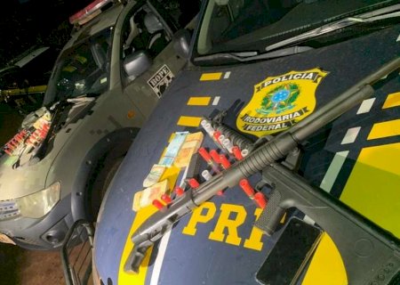 Além de armas, polícia apreende dinheiro vivo com assaltantes de empresa