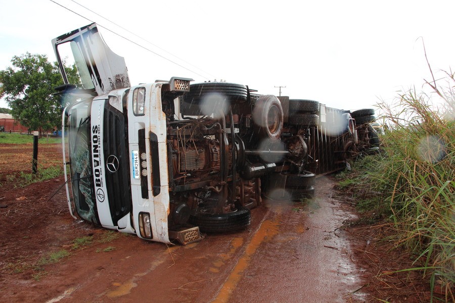 Carreta boiadeira tomba ao sair da pista na MS-276, em Batayporã