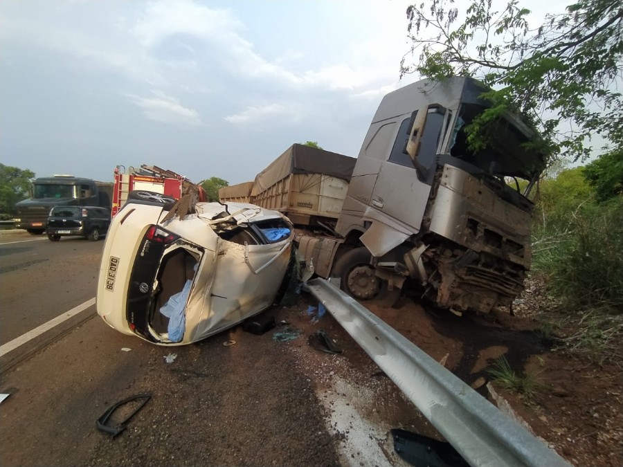 Acidente entre duas carretas, um caminhão e carro deixa feridos e um motorista morre na BR-262