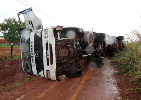 Carreta boiadeira tomba ao sair da pista na MS-276, em Batayporã
