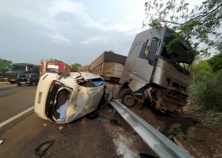 Acidente entre duas carretas, um caminhão e carro deixa feridos e um motorista morre na BR-262