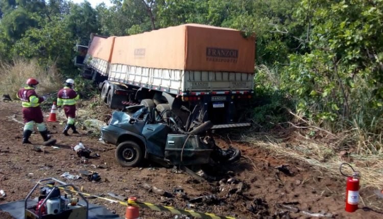 Motorista bate de frente com carreta e morre decapitado na BR-163