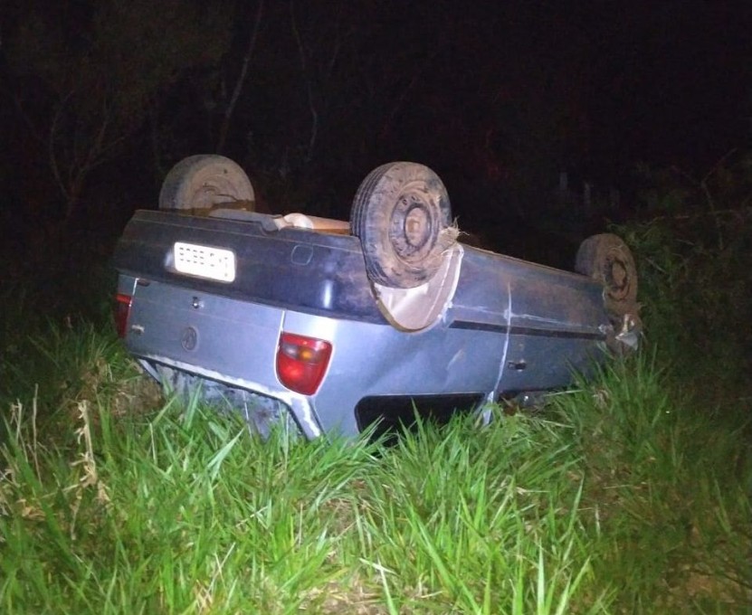 Carro furtado capota com duas pessoas durante fuga da PM de Anaurilândia