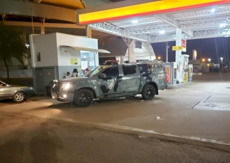 Assaltante se passa por cliente e leva R$ 1 mil em posto de combustível