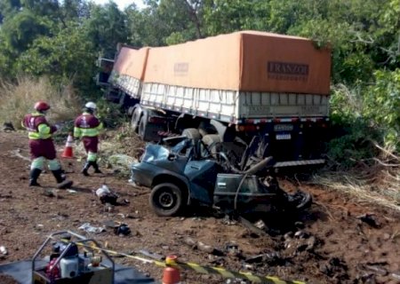Motorista bate de frente com carreta e morre decapitado na BR-163