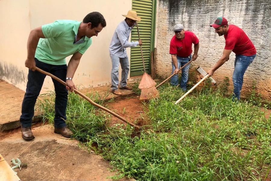 Com enxadas e rastelos, vereadores de Batayporã colocam a mão na massa para limpar terreno de Câmara Municipal