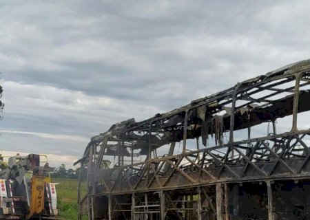 Em Nova Alvorada do Sul, fogo destrói ônibus na Rodovia BR-163