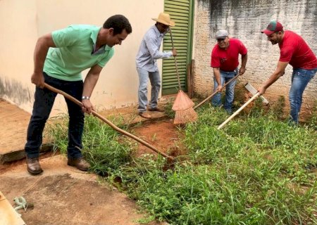 Com enxadas e rastelos, vereadores de Batayporã colocam a mão na massa para limpar terreno de Câmara Municipal