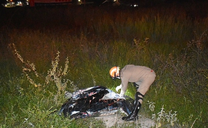 Caminhoneiro morre atropelado após parar para ajudar mulher deitada no meio da BR-163
