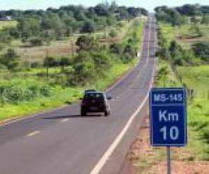 Buracos tomam conta da MS 145 entre Deodápolis e Ipezal.
