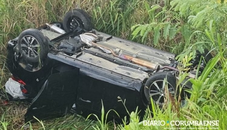 Pai e filhas ficam feridos após motorista invadir pista contrária e provocar capotamento na MS-262