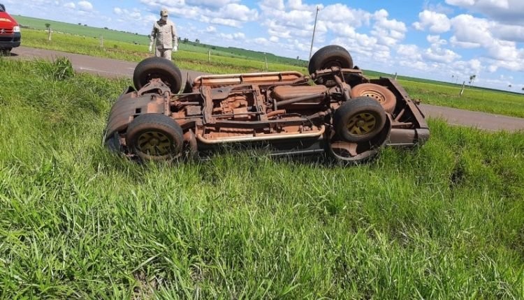 Veiculo com placas de Angélica   capota na MS-141 e sai  da pista e menina de 9 anos morre .