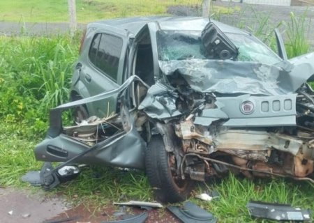 Adolescente de 17 anos morre depois de carro bater de frente contra camionete na BR-262